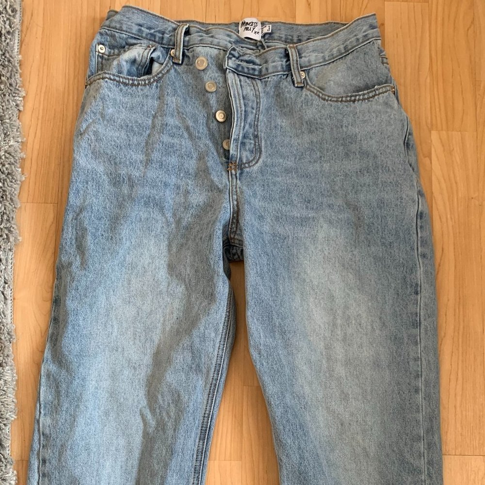 HOLLY ASYMMETRIC STRAIGHT LEG JEAN LIGHT WASH
